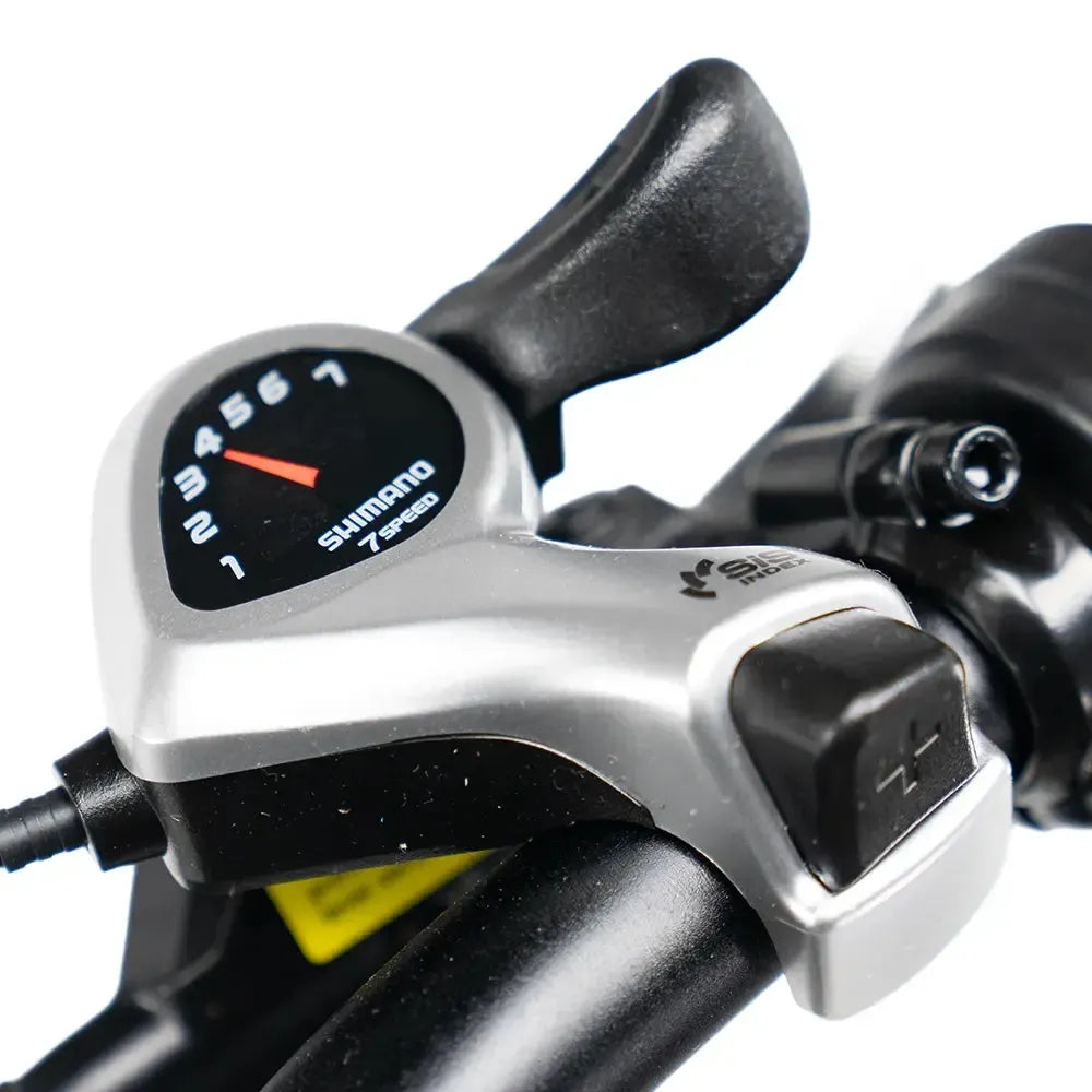 Фэтбайк QMWheel S20 Pro в чёрном цвете, 7-скоростной переключатель Shimano крупным планом