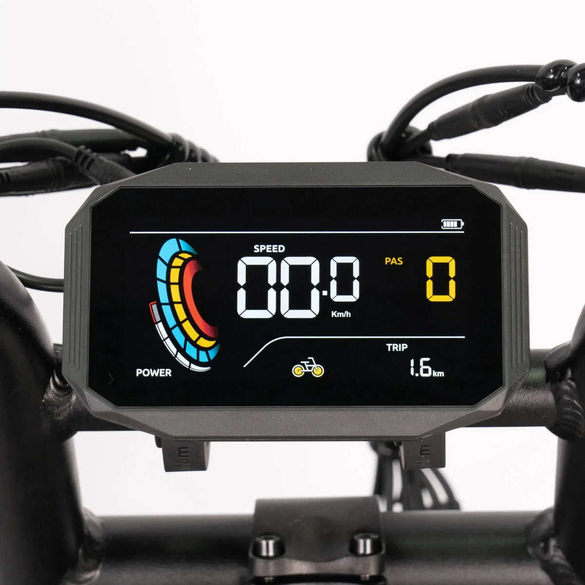 Фетбайк QMWheel V20 Mini у чорному кольорі, крупний план кольорового дисплея зі швидкістю, рівнем PAS і пройденою відстанню