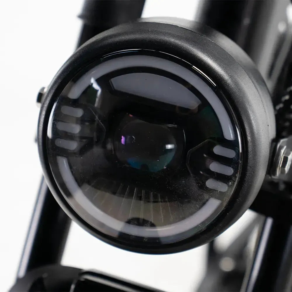 Фэтбайк QMWheel S20 Pro в чёрном цвете, круглая LED-фара крупным планом