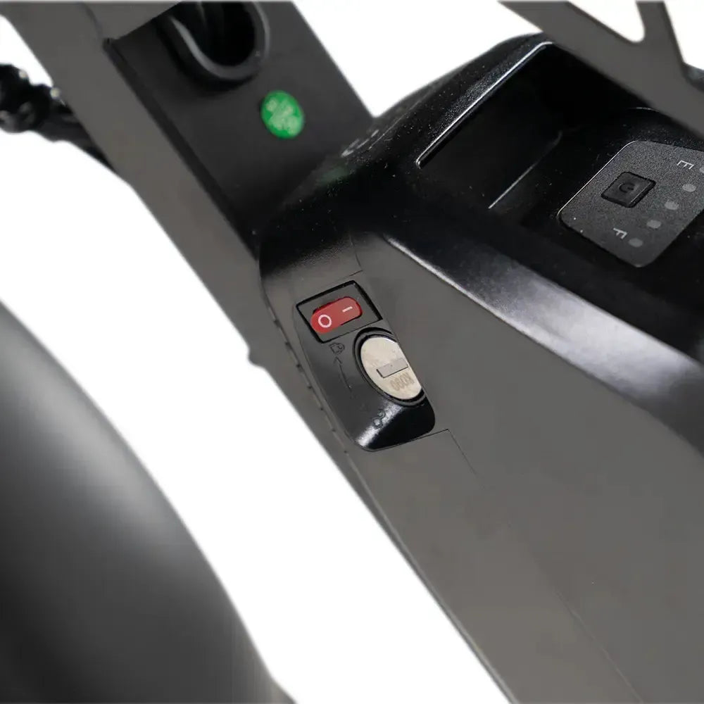 Фэтбайк QMWheel S20 Pro в чёрном цвете, аккумулятор с выключателем и замком крупным планом